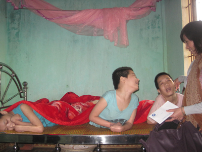 Ba người con gái của anh Lê Thanh Đức (xã Đức Trạch) bị nhiễm CĐDC nằm bán thân bất toại hàng chục năm nay.