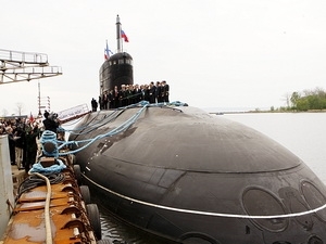Thủ tướng Nguyễn Tấn Dũng thăm chiếc tàu ngầm Hà Nội trong chuyến thăm Nga hồi tháng 5 (Ảnh: Đức Tám/TTXVN)