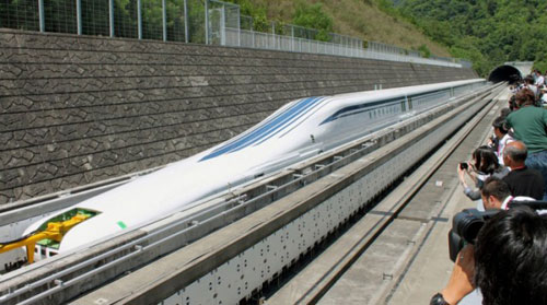 Tàu L0 trên đường ray thử nghiệm ở Yamanashi - Ảnh: Bloomberg