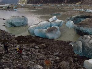 Hồ Cachet II ở Chile với khoảng 200 triệu lít nước đã bị cạn vì nhiệt độ tăng lên do biến đổi khí hậu. (Ảnh: AFP/TTXVN)