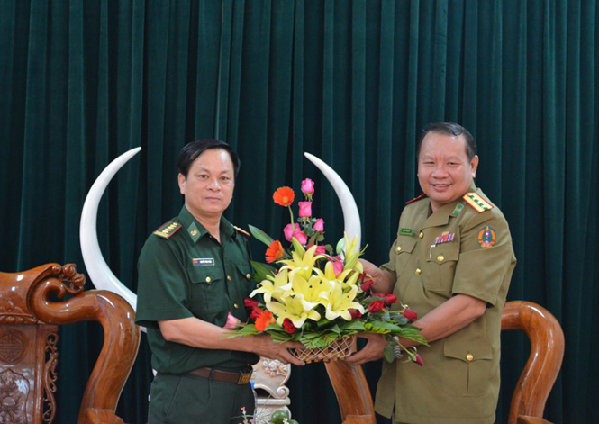 Đại tá Kiêng Khăm In Phay Tha Vong tặng quà cho BĐBP Quảng Bình.