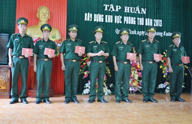 Đại tá Nguyễn Văn Phúc trao quyết định và gắn quân hàm cho các đồng chí được phong cấp.