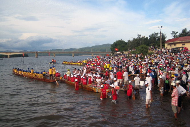 Hàng nghìn người dân huyện Quảng Ninh cổ vũ cho các đội đua