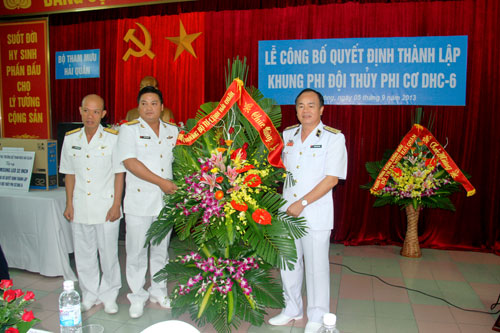 Phó đô đốc Phạm Ngọc Minh, Phó tư lệnh hải quân tặng hoa cho chỉ huy phi đội - Ảnh: Duy Khánh