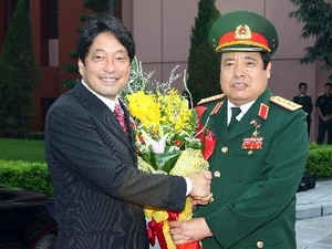 Bộ trưởng Bộ Quốc phòng Phùng Quang Thanh đón Bộ trưởng Bộ Quốc phòng Nhật Bản Itsunori Onodera. (Ảnh: Trọng Đức/TTXVN)