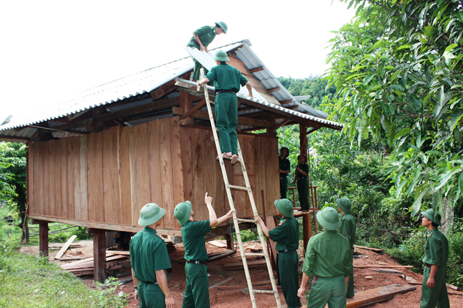 Cán bộ, chiến sỹ Đồn Biên phòng Cửa khẩu quốc tế Cha Lo xây dựng nhà tình nghĩa cho các hộ nghèo.