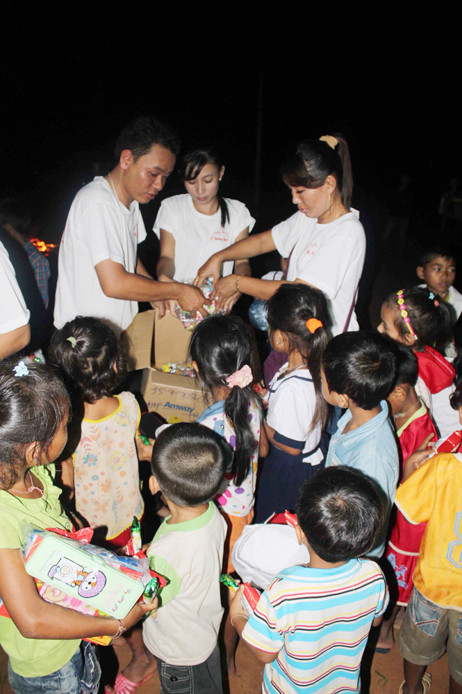 Nhóm tình nguyện trao quà cho học sinh xã Trọng Hóa.
