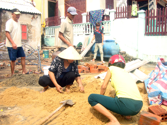 Bà con xóm giềng chung tay dựng lại ngôi nhà cho chị Nguyễn Thị Liên