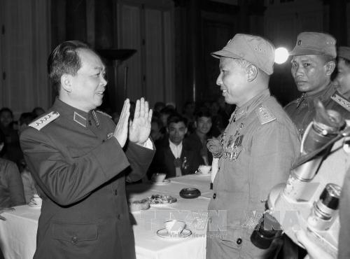 Đại tướng Võ Nguyên Giáp thân mật nói chuyện với Anh hùng lái máy bay Lâm Văn Lích, tại Đại hội anh hùng, chiến sĩ thi đua chống Mỹ cứu nước, được tổ chức tại Hà Nội, ngày 28-12-1966. Ảnh: TTXVN