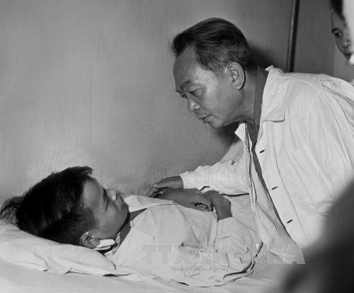 Ngày 27/7/1969, nhân kỷ niệm Ngày Thương binh, liệt sĩ (27/7), Đại tướng Võ Nguyên Giáp đến thăm các thương binh đang điều trị tại Quân y viện 108 (nay là Bệnh viện TƯ Quân đội 108). Ảnh: Lâm Hồng - TTXVN