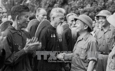 Đại tướng thăm các lão dân quân Hoằng Hóa, Thanh Hóa - đơn vị đã bắn rơi máy bay Mỹ bằng súng trường.