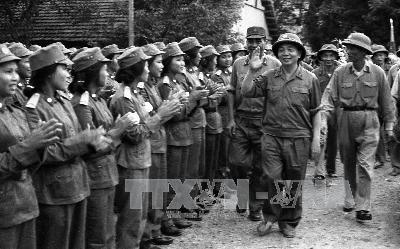 Đại tướng Võ Nguyên Giáp thăm đơn vị nữ thông tin và quân y (năm 1973).