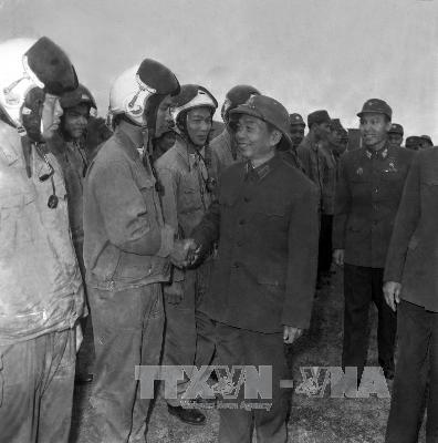 Đại tướng thăm và chúc Tết các bộ, chiến sỹ đoàn Không quân Sao đỏ (tháng 1/1975).