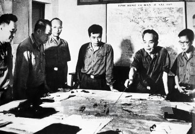 Đại tướng và các đồng chí quân ủy Trung ương theo dõi và chỉ đạo chiến dịch Hồ Chí Minh giải phóng Sài Gòn (tháng 4/1975)