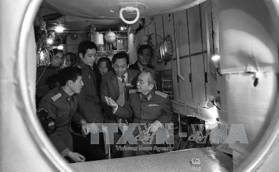 Đại tướng thăm các phi công vũ trụ Việt Nam đang huấn luyện tại trung tâm vũ trụ Gagarin (Liên Xô).