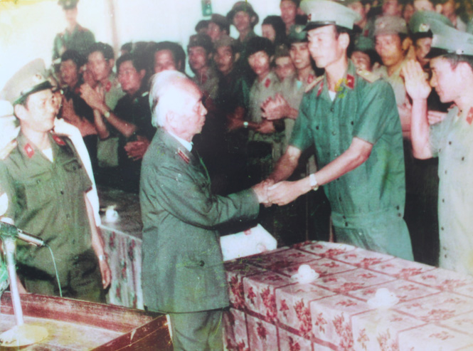 Đại tướng Võ Nguyên Giáp thăm cán bộ, chiến sỹ LLVT tỉnh.