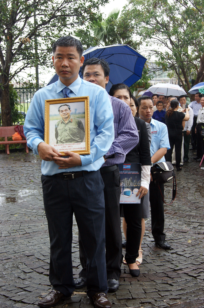Đoàn người tiếp tục đợi vào viếng Đại tướng tại trụ sở UBND tỉnh Quảng Bình.