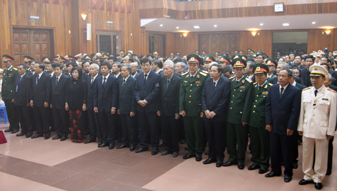 Đoàn đại biểu BCH Đảng bộ tỉnh; cán bộ lão thành, kính viếng Đại tướng Võ Nguyên Giáp.