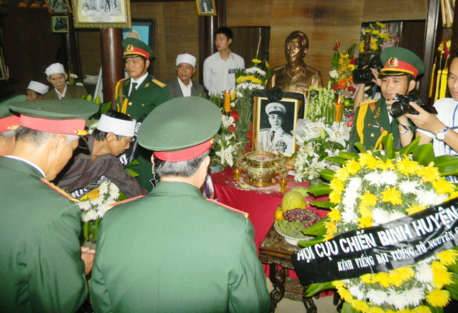 Những cựu chiến binh dâng hương kính viếng Đại tướng tại Nhà lưu niệm ở làng An Xá, xã Lộc Thủy, huyện Lệ Thủy.