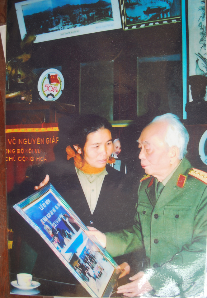 Đại tướng Võ Nguyên Giáp và đại diện ban liên lạc trung đội nữ công binh thép.