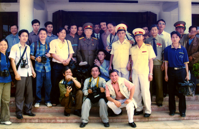 Đại tướng Võ Nguyên Giáp chụp ảnh với các phóng viên đưa tin kỷ niệm 50 năm chiến thắng lịch sử Điện Biên Phủ 