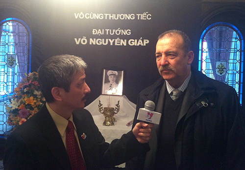 Tổng Bí thư Đảng Cộng sản Argentina Patricio Echegaray (phải) trả lời phỏng vấn của phóng viên TTXVN tại lễ viếng Đại tướng. (Ảnh: Thanh Xuân/Vietnam+)