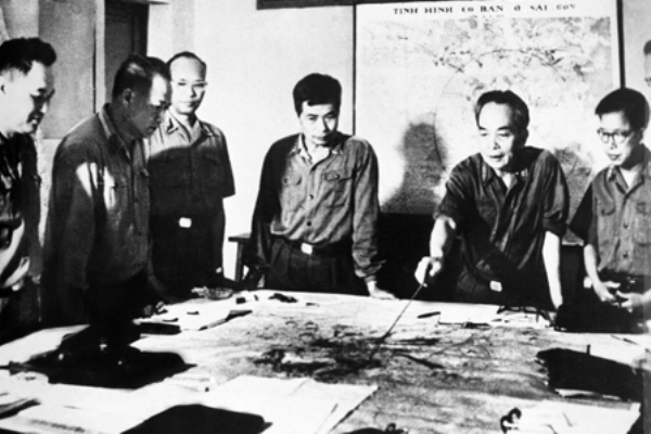 Đại tướng Võ Nguyên Giáp và các đồng chí lãnh đạo Quân ủy Trung ương theo dõi diễn biến Chiến dịch Hồ Chí Minh năm 1975. (Ảnh: TTXVN)