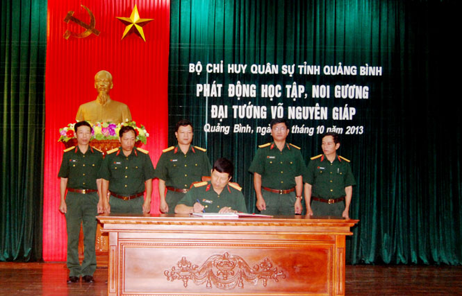 Đại tá Nguyễn Văn Hiếu, Ủy viên Thường vụ Tỉnh ủy, Chỉ huy trưởng BCHQS tỉnh ký chứng kiến giao ước thi đua.