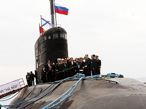 Thủ tướng Nguyễn Tấn Dũng thị sát tàu ngầm Hà Nội trong chuyến thăm Nga hồi tháng Năm vừa qua (Ảnh: Đức Tám/TTXVN)