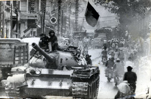 Bộ binh và xe tăng tiến vào giải phóng Đà Nẵng. Ảnh tư liệu TTX
