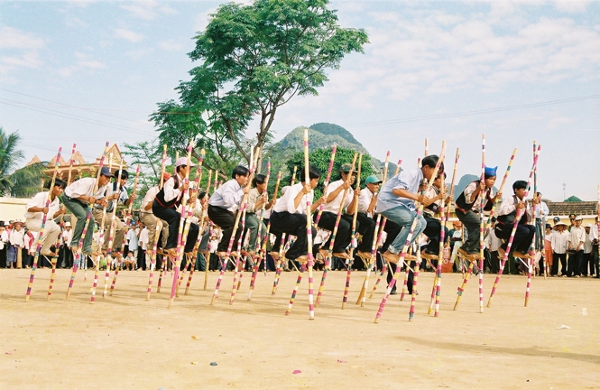 Đi cà kheo, một trò chơi dân gian vẫn đang được lưu giữ trong các dịp lễ hội ở Minh Hóa. Ảnh: T.H
