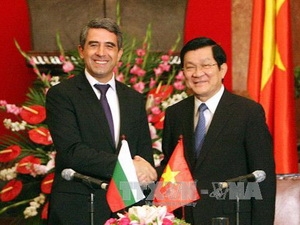 Chủ tịch nước Trương Tấn Sang và Tổng thống Rosen Plevneliev tại lễ ký các văn kiện giữa hai nước. (Ảnh: Nguyễn Khang/TTXVN)