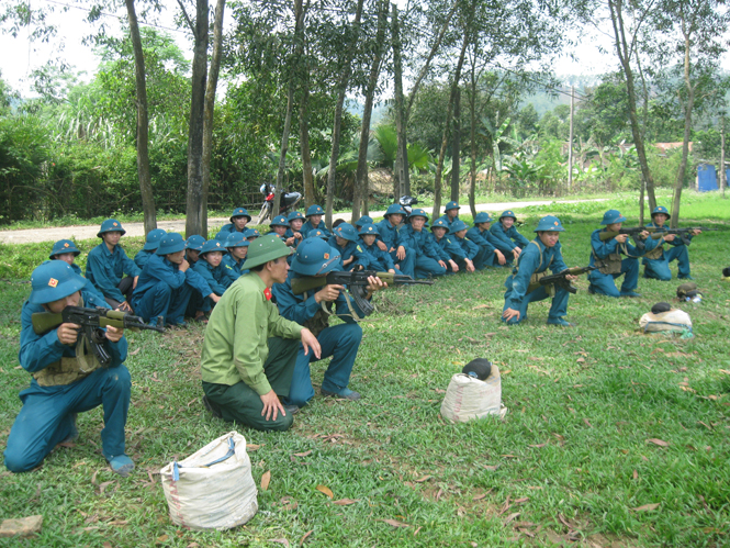 Huấn luyện dân quân tự vệ tại thị trấn Quy Đạt, huyện Minh Hóa.