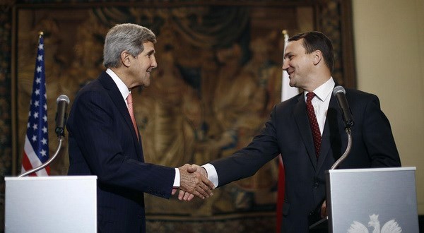 Ngoại trưởng Mỹ John Kerry bắt tay với người đồng cấp Ba Lan Radek Sikorski sau buổi họp báo chung tại Warsaw ngày 5/11/2013. (Nguồn: Reuters)