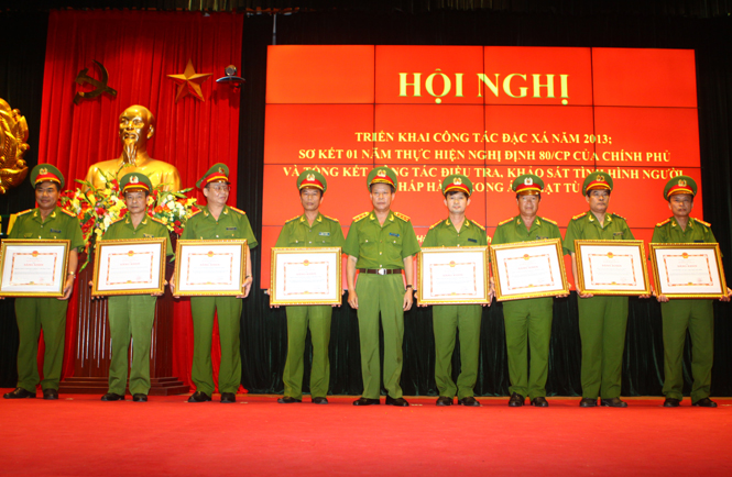 Đại tá Nguyễn Văn Long, Trưởng phòng Cảnh sát THAHS và HTTP Công an tỉnh nhận bằng khen của Bộ Công an cho tập thể đơn vị có thành tích xuất sắc.