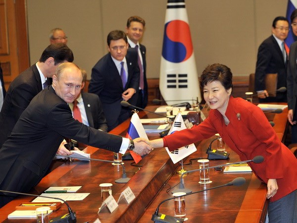 Tổng thống Hàn Quốc Park Geun-Hye (phải) có cuộc hội đàm với người đồng cấp Nga Vladimir Putin (trái). (Nguồn: AFP/TTXVN)