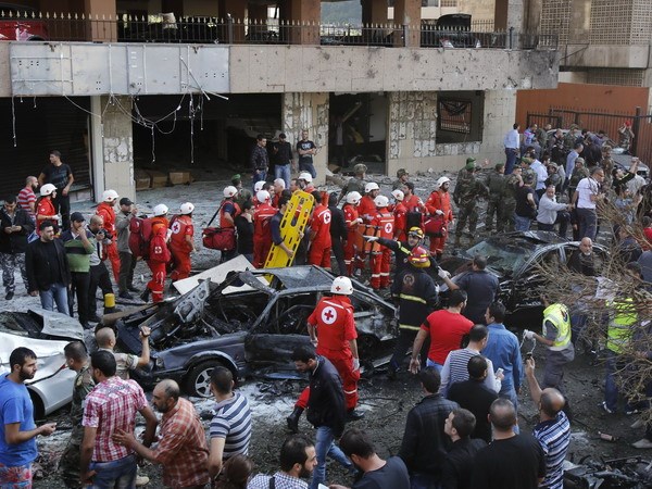 Lực lượng cứu hộ Liban làm việc tại hiện trường vụ nổ bom. (Nguồn: AFP/TTXVN)