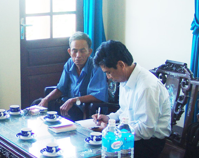 Ông Lê Xuân Bắc, nguyên Chủ tịch Hội Người cao tuổi xã Sơn Lộc, khiếu kiện vụ việc làm giả hồ sơ thanh niên xung phong với phóng viên Báo Quảng Bình.