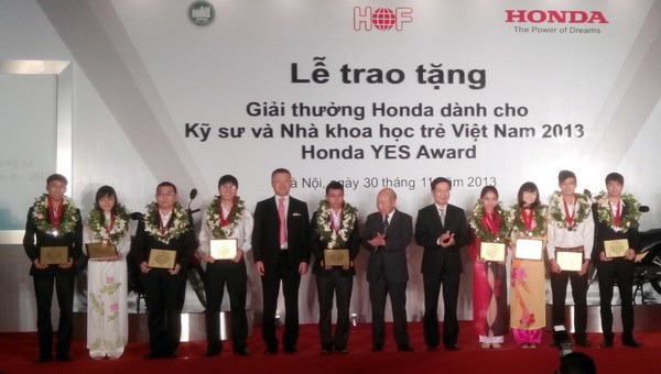 Các sinh viên xuất sắc nhận giải thưởng Honda YES Award năm 2013. (Ảnh: Bích Ngân/Vietnam+)
