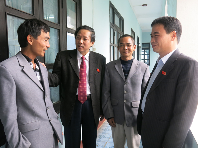 Đồng chí Hoàng Đăng Quang, Phó Bí thư Thường trực Tỉnh ủy, Trưởng đoàn đại biểu Quốc hội tỉnh trò chuyện với cử tri huyện Minh Hóa.
