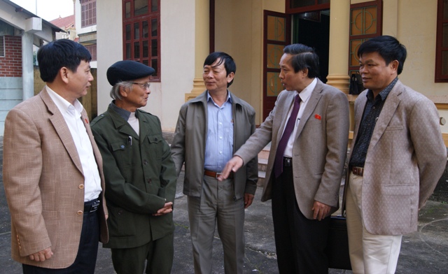 Đồng chí Hoàng Đăng Quang trò chuyện với cử tri huyện Bố Trạch.