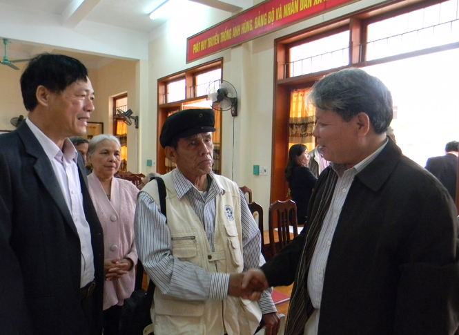 Đồng chí Hà Hùng Cường, Ủy viên Trung ương Đảng, Bộ trưởng Bộ Tư pháp trao đổi với cử tri huyện Quảng Ninh.