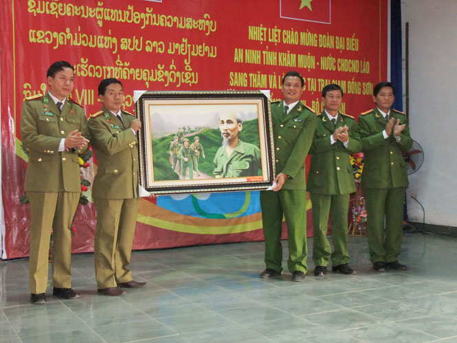 Đại tá Hoàng Quốc Trị, Giám thị Trại giam Đồng Sơn tặng quà lưu niệm cho Sở An ninh tỉnh Khăm Muộn, Lào.