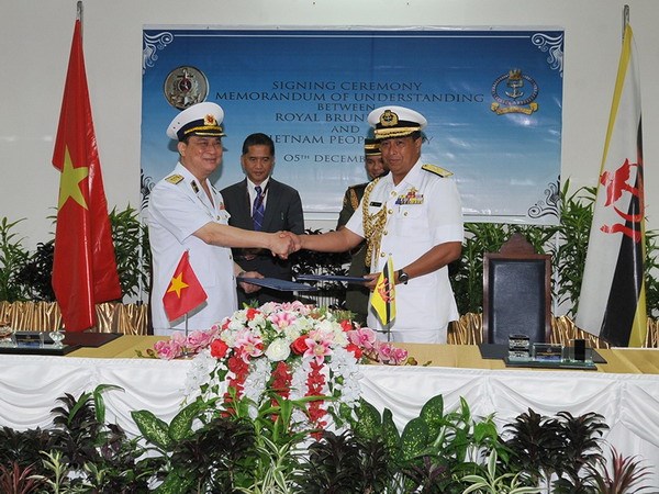 Lễ ký Bản ghi nhớ hợp tác song phương. (Ảnh do Phòng Tùy viên Quốc phòng Việt Nam tại Brunei cung cấp)