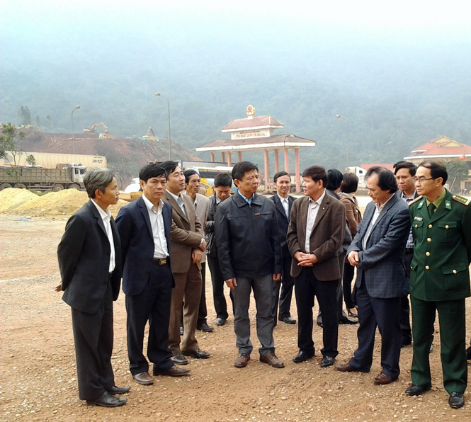 Đồng chí Nguyễn Hữu Hoài, Phó Bí thư Tỉnh ủy, Chủ tịch UBND tỉnh và đoàn công tác kiểm tra tiến độ xây dựng hạ tầng tại Khu kinh tế cửa khẩu Quốc tế Cha Lo.