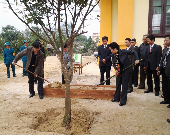 Phó Chủ tịch nước Nguyễn Thị Doan trồng cây lưu niệm tại trụ sở UBND xã Cao Quảng, huyện Tuyên Hóa.