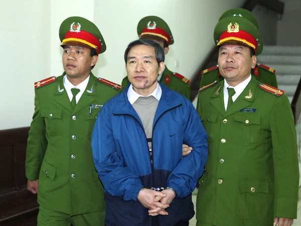 Cảnh sát dẫn giải bị cáo Dương Chí Dũng sau khi kết thúc phiên tòa tuyên án. (Ảnh: Doãn Tấn/TTXVN)