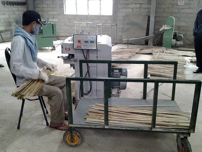 Sản xuất sản phẩm mây tre đan xuất khẩu tại Công ty TNHH xuất khẩu hàng thủ công mỹ nghệ Vạn Xuân.