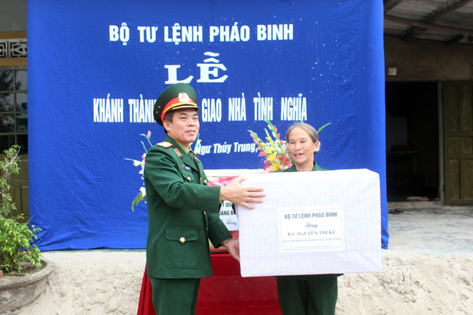 Thiếu tướng Vũ Khắc Điệp, Phó Chính ủy Binh chủng Pháo binh tặng quà cho bà Nguyễn Thị Kế.