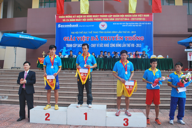 VĐV Trần Văn Tuân nhận giải nhất tại giải việt dã toàn tỉnh năm 2013.